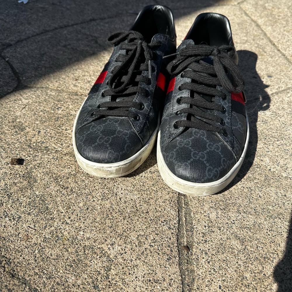 Gucci Black and Red Sneakers with Bold Stripe - Picture 6 of 7